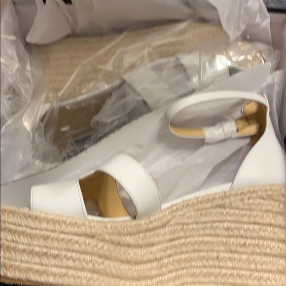 ♥️ NEW NINE  WEST WHITE HEELS SANDALS - Picture 6 of 7